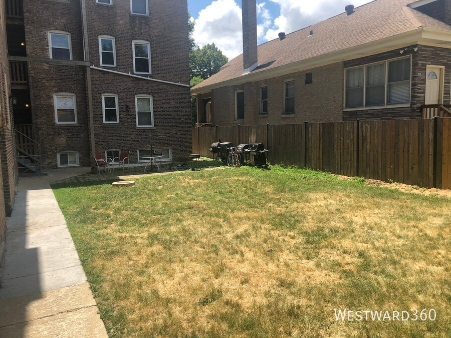 4402 W Parker Ave in Chicago, IL - Building Photo