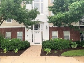 3275 Stratford Ct, Unit 1B in Lake Bluff, IL - Building Photo