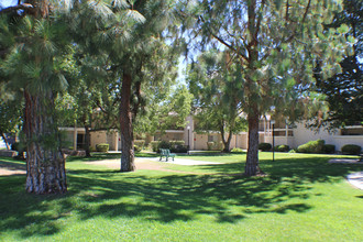 Stockdale Garden Villas in Bakersfield, CA - Building Photo - Building Photo