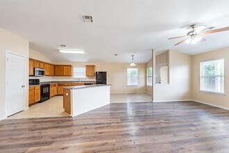 218 Mossy Rock Dr in Hutto, TX - Building Photo - Building Photo