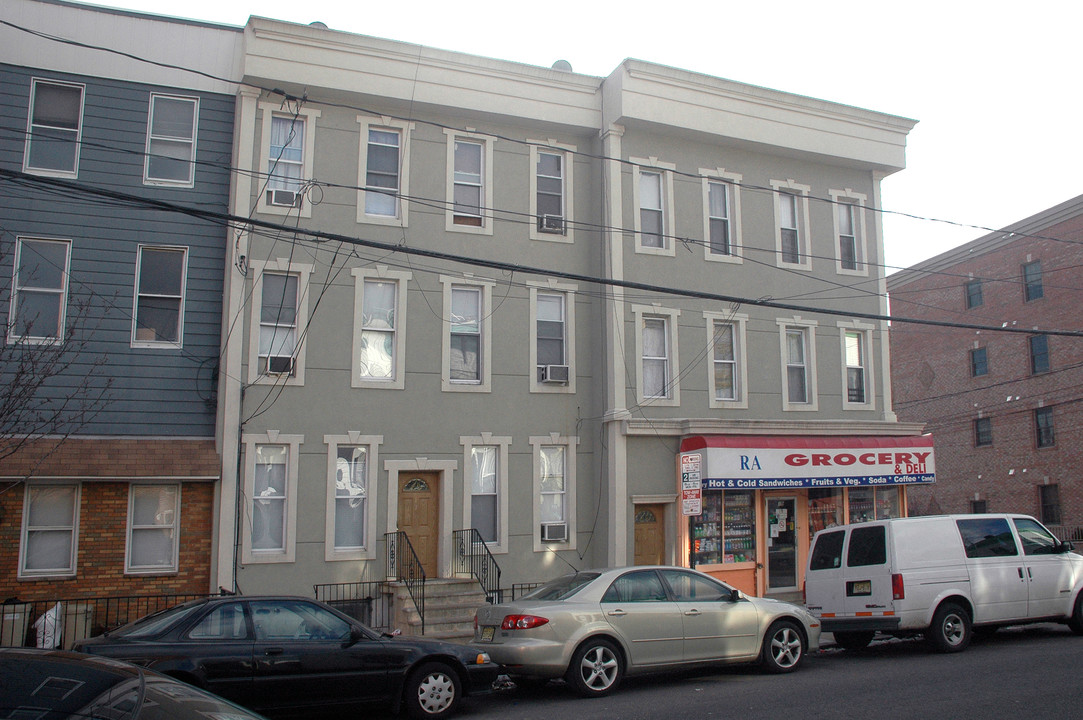 17 Saint Pauls Ave in Jersey City, NJ - Building Photo