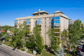 4555 Varsity Ln NW in Calgary, AB - Building Photo - Building Photo