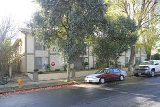 Park at Leadwell in Winnetka, CA - Foto de edificio - Building Photo