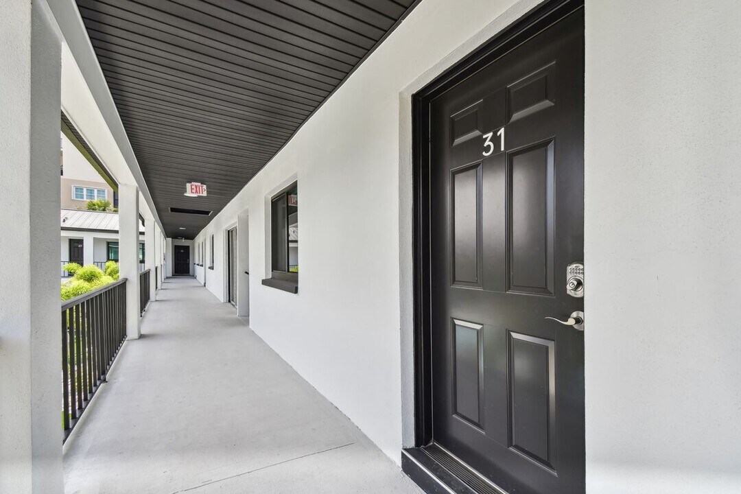 2942 W Bay Dr in Belleair Bluffs, FL - Building Photo