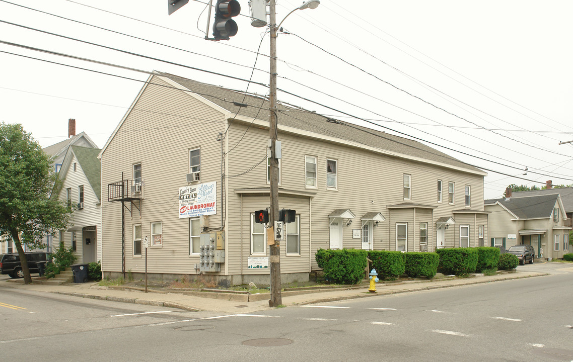 82 W Hollis St in Nashua, NH - Foto de edificio