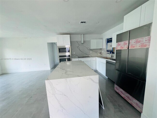 912 NE 2nd Ct in Hallandale Beach, FL - Building Photo - Building Photo
