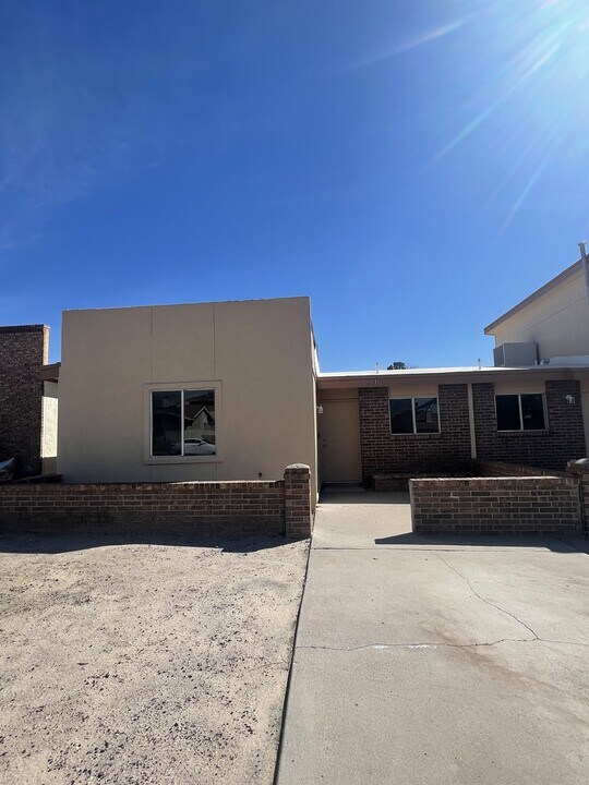 866 Barandal Dr in El Paso, TX - Building Photo