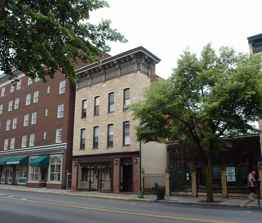 214-216 N Queen St in Martinsburg, WV - Building Photo