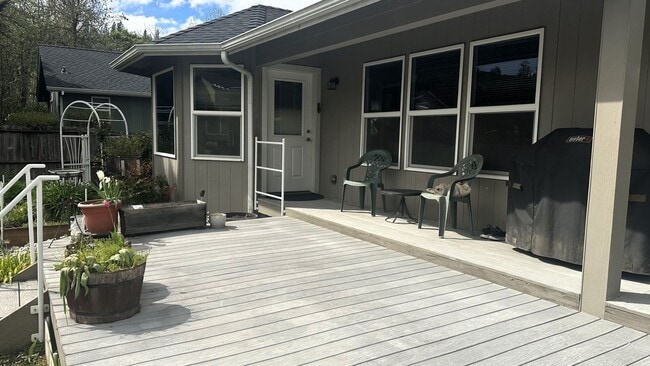 2409 SE Chinaberry Ave in Roseburg, OR - Building Photo - Building Photo