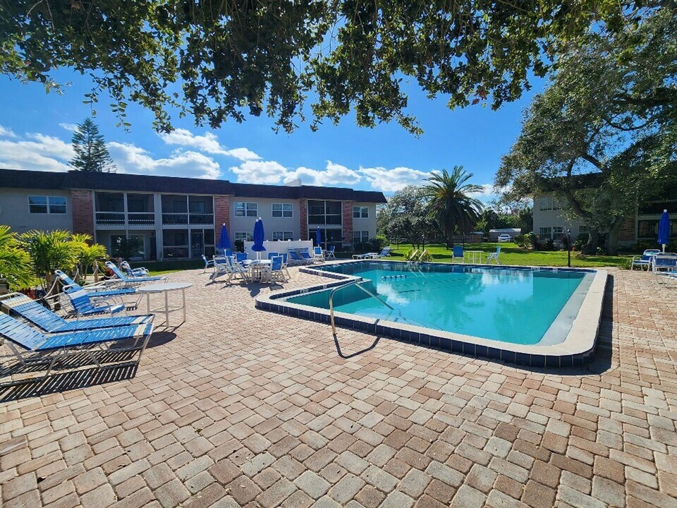 3800 Saxon Dr in New Smyrna Beach, FL - Building Photo