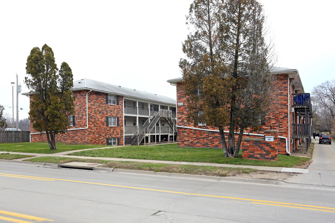 Edon Apartments in Iowa City, IA - Building Photo