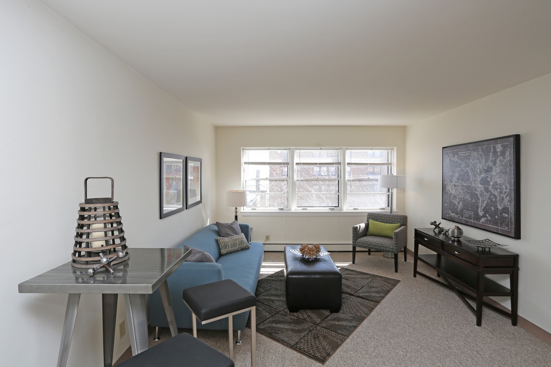 Royal Plaza Apartments in Milwaukee, WI - Building Photo