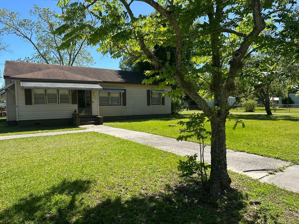 9406 Crystal Springs Rd in Jacksonville, FL - Building Photo