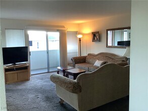 682 Oakmont Ave in Las Vegas, NV - Building Photo - Building Photo