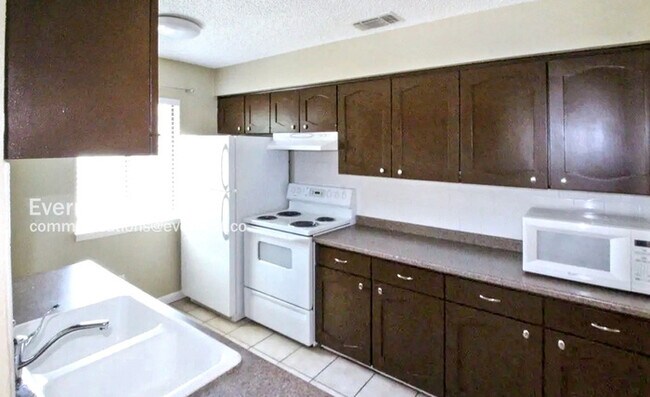 5801 Thunderbird St in Lago Vista, TX - Building Photo - Building Photo