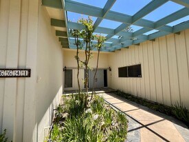 16641 Park Ln Cir in Los Angeles, CA - Building Photo