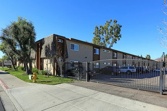 Roanoke in El Cajon, CA - Building Photo - Building Photo