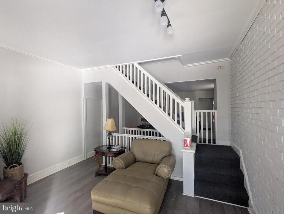 657 N 37th St in Philadelphia, PA - Building Photo