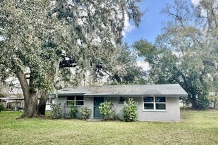 5024 Lantana St in Zephyrhills, FL - Building Photo