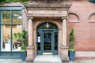 104 W Oak St, Unit 3E in Chicago, IL - Building Photo