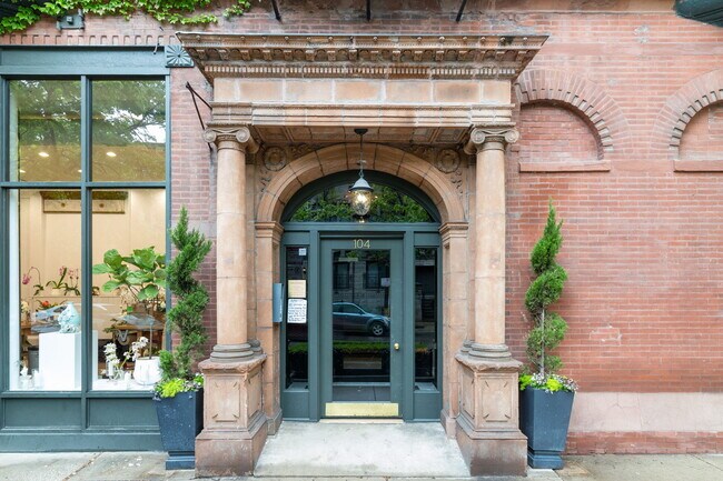 property at 104 W Oak St