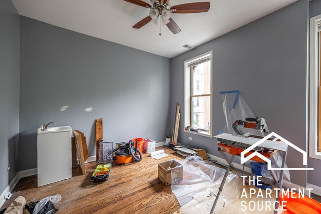 property at 533 W Wrightwood Ave