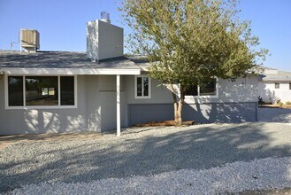18240 Catalpa St in Hesperia, CA - Foto de edificio - Building Photo