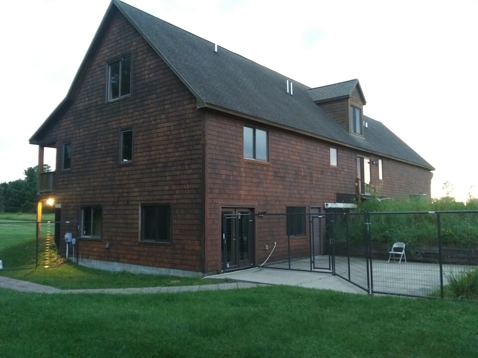 6286 Sherwood Rd in Fowlerville, MI - Foto de edificio