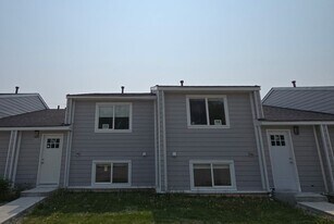 4649 Hubalta Rd SE in Calgary, AB - Building Photo