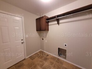 2347 S Goebel Cir in Wichita, KS - Foto de edificio - Building Photo