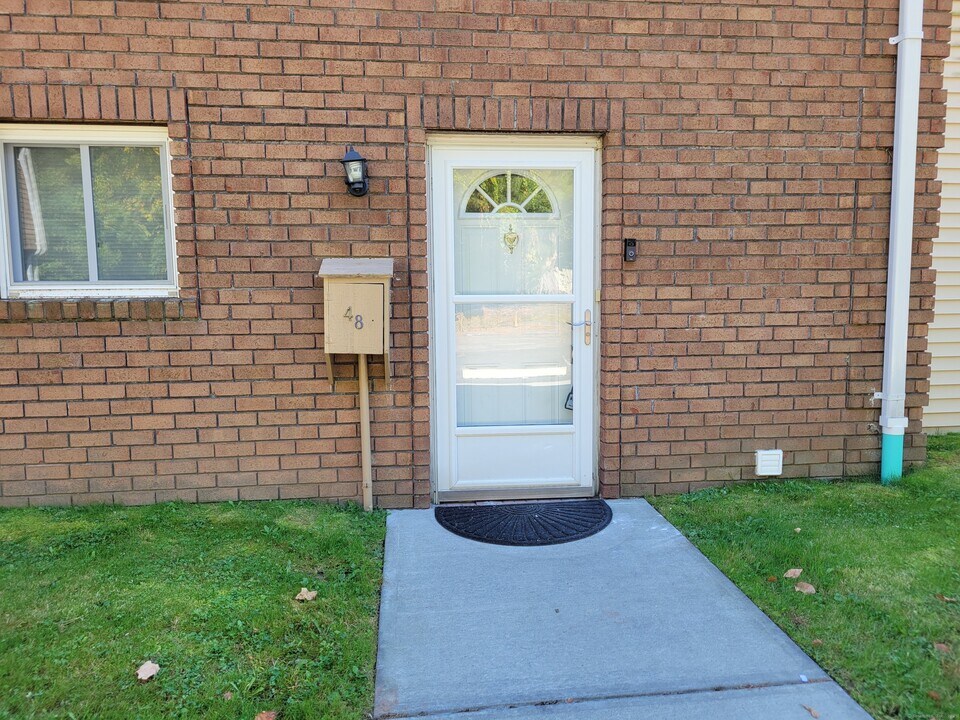 48 Sutton Pl in Bloomfield, CT - Building Photo