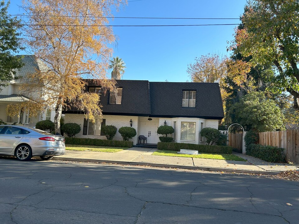 643 College St in Woodland, CA - Foto de edificio