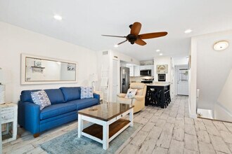 1948 W Beach Blvd in Gulf Shores, AL - Foto de edificio - Building Photo
