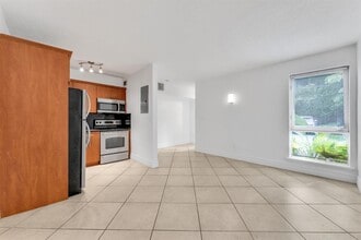 150 SW 10th St, Unit 3 in Miami, FL - Foto de edificio - Building Photo