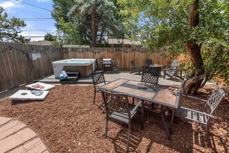 2945 S Zurich Ct in Denver, CO - Foto de edificio - Building Photo