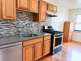 1728 Raspberry Ct in Edison, NJ - Building Photo