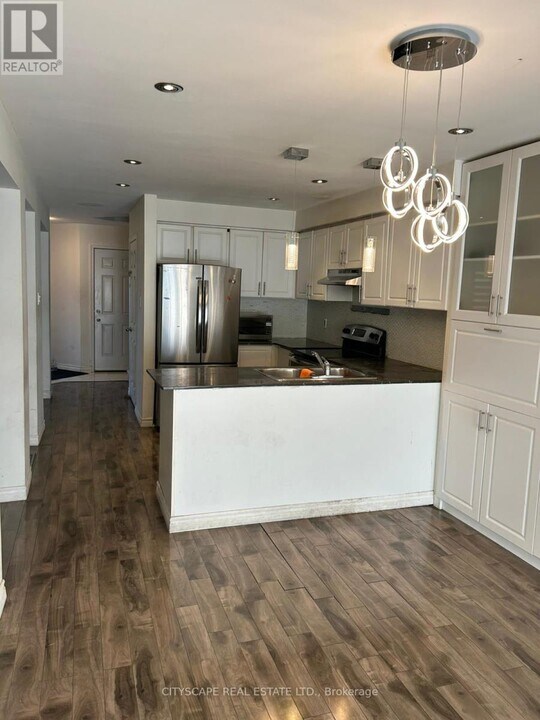 11 Trammell Ln in Brampton, ON - Building Photo