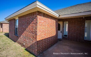 1206 N Bangor Ave in Lubbock, TX - Foto de edificio - Building Photo