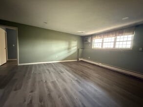 12 Williamsburg Ct in Shrewsbury, MA - Building Photo - Building Photo