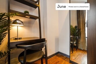 Private bedroom in 4 bed/2 bath Home in New York, NY - Building Photo - Building Photo