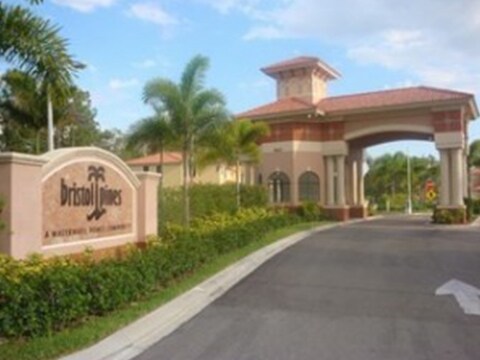 7452 Bristol Cir in Naples, FL - Foto de edificio - Building Photo
