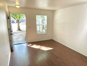 6661 N Columbia Way in Portland, OR - Building Photo - Building Photo