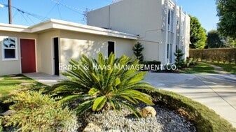 3690 Country Club Dr in Long Beach, CA - Building Photo