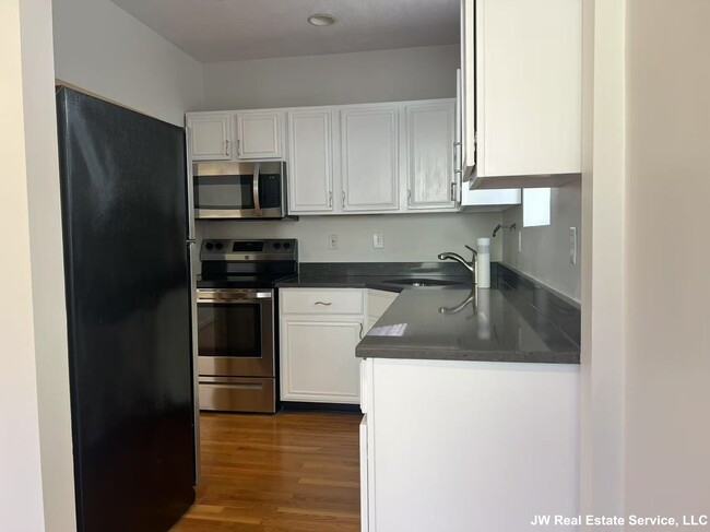 1423 Commonwealth Ave, Unit 202 in Boston, MA - Building Photo - Building Photo