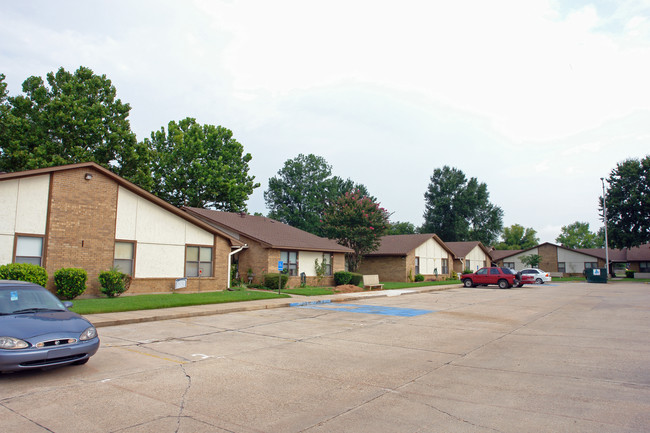 Cloverdale Plaza Apartments in Bossier City, LA - Foto de edificio - Building Photo