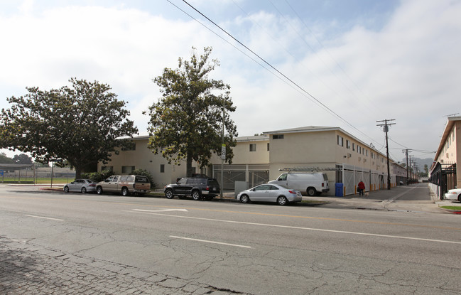 5151 Buffalo Ave in Van Nuys, CA - Foto de edificio - Building Photo