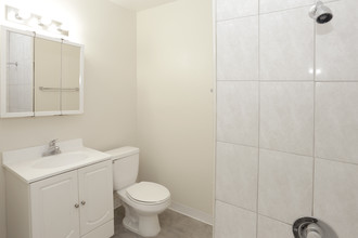 Los Arcos Apartments in Whittier, CA - Foto de edificio - Interior Photo