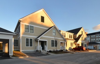 Seaside Village in Niantic, CT - Foto de edificio - Building Photo