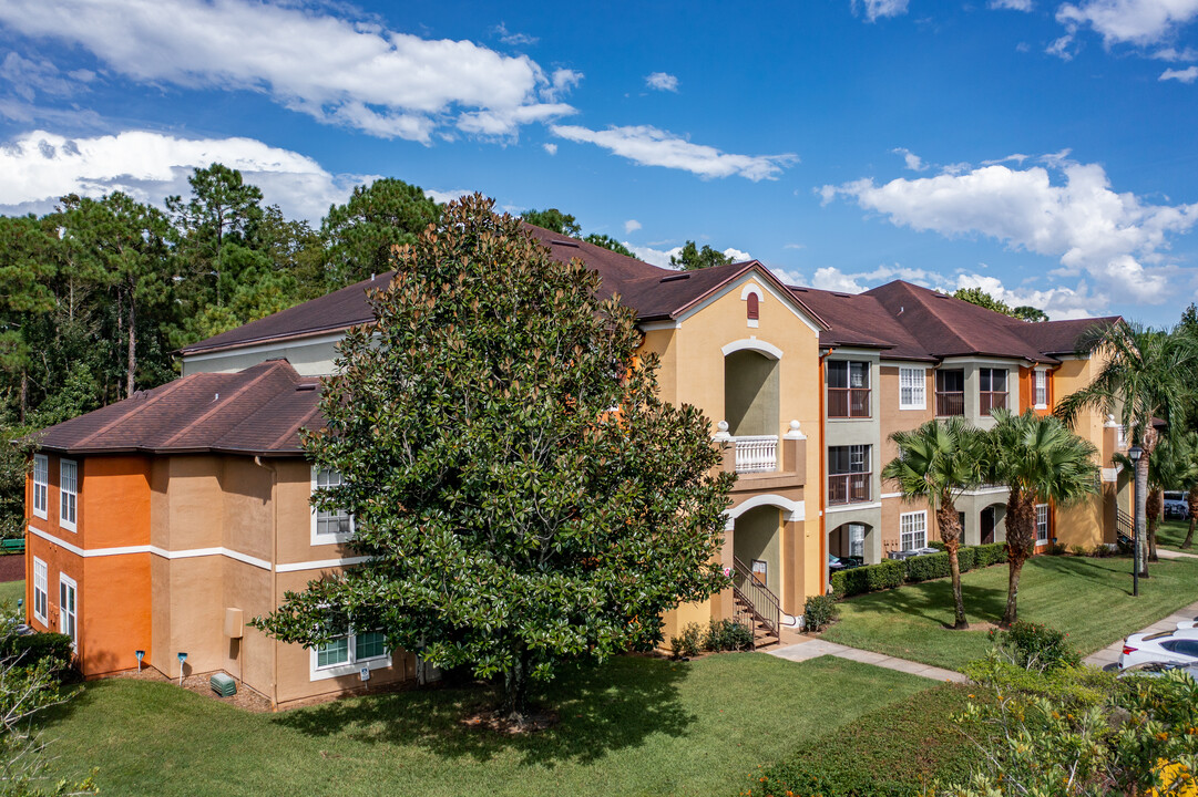 Crest At Waterford Lakes in Orlando, FL - Building Photo