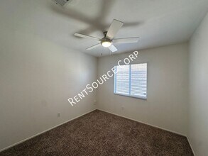 30420 Yosemite Dr in Castaic, CA - Building Photo - Building Photo